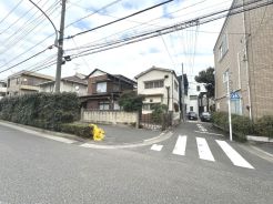 閑静な住宅街、前面道路は交通量も少なく小さなお子様がいるご家庭も安心。
