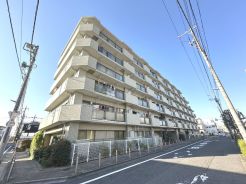 西新井大師西駅徒歩１２分、赤羽・王子・西新井駅よりバス便でもアクセス良好な立地