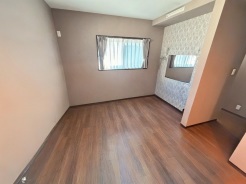 光に包まれるように設計された空間。太陽の光が爽やかな目覚めを誘い一日の始まりを素敵に彩ります。※ＡＩによる家具消し実施

