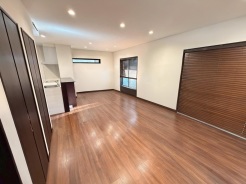 くつろぎを開放感が彩20.4帖のリビングには常に家族の笑顔が溢れます。現地で開放感をご体感ください。※ＡＩによる家具消し実施
