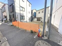 閑静な住宅街、前面道路は交通量も少なく小さなお子様がいるご家庭も安心。
