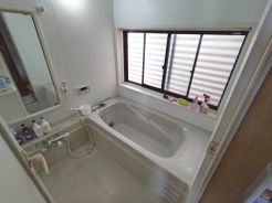 大きな窓がついた明るい浴室