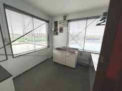 大きな窓から明るい陽光が射し込むキッチンスペース