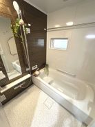 【同仕様施工例】一日の疲れを癒す１坪タイプの浴室。足を伸ばしてゆったりと入れる浴槽。床、カウンター、排水溝などお掃除が大変な場所は、汚れがつきにくく、お手入れしやすい設計。
