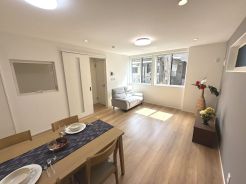 【同仕様施工例】南向きの室内、大きな窓からの明るい陽光がリビングを包み込んでくれます。明るい空間では自然と気持ちも明るくなれますね。
