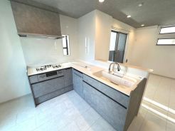 【同仕様施工例】リビングが見渡せる人気の対面キッチンを採用。お料理しながら家族の会話も弾みます。目が届きますので小さなお子様がいるご家庭でも安心。
