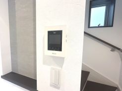 来客が一目でわかるカラーモニターインターフォン。シンプルな操作でお子さまも使いやすい設定。【Ａ号棟　2025年5月撮影】