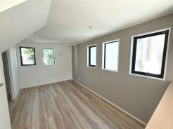 【同仕様施工例】「どんな設備が付くの？」「建具はどんな色？」、そんな疑問は、建物プレゼンテーションやモデルハウスで確認してみませんか？事前にご予約いただきますと、スムーズにご案内ができます。
