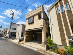 鉄骨造２階建ての倉庫付き住居、６ｍ公道に面す