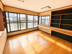 主寝室は８帖のゆとりある間取。ダブルサイズのベッドを置いても余裕のある広さです。人生の３分の１を占める睡眠時間をゆったりとした空間でお過ごしください。※ＡＩによる家具除去実施

