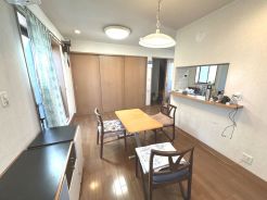 リビングが見渡せる人気の対面キッチンを採用。お料理しながら家族の会話も弾みます。目が届きますので小さなお子様がいるご家庭でも安心。【２階部分】
