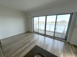 大きな窓辺からの日差しが暖かい室内を演出します。明るい室内は自然と住まう人の気分も明るくしてくれます。
