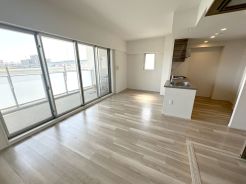 くつろぎを開放感が彩る１４．９帖のリビングには常に家族の笑顔が溢れます。いつでも内覧可能ですので現地で開放感をご体感ください。
