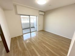 ゆったりとした時間が流れるくつろぎのＬＤＫ。ご家族との会話を中心に考えた一体感のある間取りになっています。陽光をしっかり取り入れた、明るく広々としたリビング空間は家族団欒の場に最適です。
