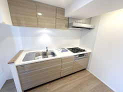 お手入れのしやすい人工大理石トップのシステムキッチン。収納スペースも豊富。３口コンロでお料理の幅も広がりますね。
