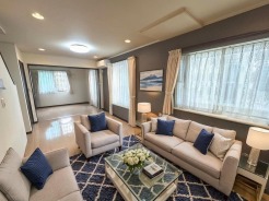 くつろぎを開放感が彩る16.5帖のリビングには常に家族の笑顔が溢れます。是非現地で開放感をご体感ください。※ＡＩによる画像生成済み

