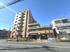 総タイル張り、アーバンライフに調和するシャープなデザインが印象的な洗練の住まい。