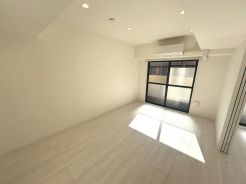 ゆったりとした時間が流れるくつろぎのＬＤＫ。ご家族との会話を中心に考えた一体感のある間取りになっています。陽光をしっかり取り入れた、明るく広々としたリビング空間は家族団欒の場に最適です。