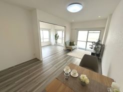 ゆったりとした時間が流れるくつろぎのＬＤＫ。ご家族との会話を中心に考えた一体感のある間取りになっています。陽光をしっかり取り入れた、明るく広々としたリビング空間は家族団欒の場に最適です。
