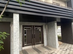 重厚な雰囲気を醸し出す、高級感のあるエントランス
