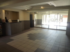 広々としたエントランスホールが開放感を演出。タイル張りの上質な空間。