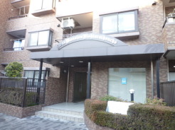 重厚な雰囲気を醸し出す、高級感のあるエントランス