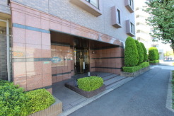 重厚な雰囲気を醸し出す、高級感のあるエントランス
