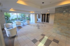 エントランスホールには広々としたラウンジスペースが。居住者の憩いの場や急な来客時の対応等にもお使いいただける共用スペースです。
