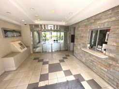 広々としたエントランスホールが開放感を演出。タイル張りの上質な空間。
