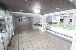 広々としたエントランスホールが開放感を演出。タイル張りの上質な空間。
