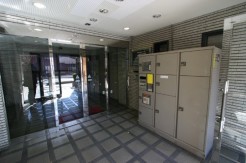 広々としたエントランスホールが開放感を演出。タイル張りの上質な空間。
