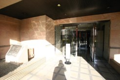 重厚な雰囲気を醸し出す、高級感のあるエントランス
