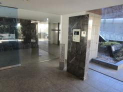 広々としたエントランスホールが開放感を演出。タイル張りの上質な空間。
