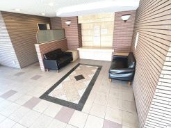 エントランスホールには広々としたラウンジスペースが。居住者の憩いの場や急な来客時の対応等にもお使いいただける共用スペースです。
