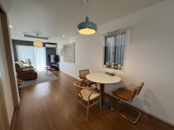 ゆったりとした時間が流れるくつろぎのＬＤＫ。ご家族との会話を中心に考えた一体感のある間取りになっています。陽光をしっかり取り入れた、明るく広々としたリビング空間は家族団欒の場に最適です。
