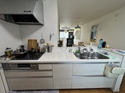 リビングが見渡せる人気の対面キッチンを採用。お料理しながら家族の会話も弾みます。目が届きますので小さなお子様がいるご家庭でも安心。
