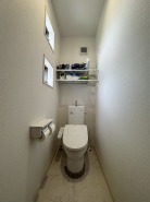 節水はもちろんお手入れのしやすさが特徴の温水シャワー機能付きトイレ。いつでも清潔なトイレを保てます。
