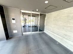 重厚な雰囲気を醸し出す、高級感のあるエントランス
