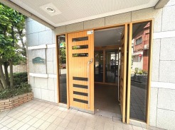 広々としたエントランスホールが開放感を演出。タイル張りの上質な空間。
