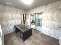 １階の事務所部分、３面採光の明るい室内です