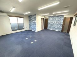 リビングを中心とした設計が明るいファミリー空間を実現。家族団らんの時間も増えそうです。現在は事務所として利用中。