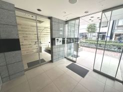 広々としたエントランスホールが開放感を演出。タイル張りの上質な空間。
