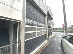 シャッター付きの搬入口あり