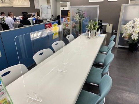 お客様と対面する場面においてアクリル板を設置しております。