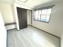 飽きの来ないシンプルモダンなデザイン。木目を活かした建具が落ち着きのある室内を演出します。
