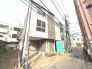 周辺環境も充実の立地。北浦和駅行きのバス停まで徒歩１分【2025年3月撮影】