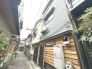 閑静な住宅街、前面道路は交通量も少なく小さなお子様がいるご家庭も安心。
