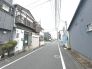 閑静な住宅街、前面道路は交通量も少なく小さなお子様がいるご家庭も安心。
