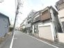南６ｍ公道面、前面道路も広々。車庫入れの苦手な方でもラクラク駐車が可能です。
