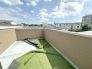 屋上にはルーフバルコニー！開放的な空間で季節毎にガーデニングや夏はプールも楽しめます。
